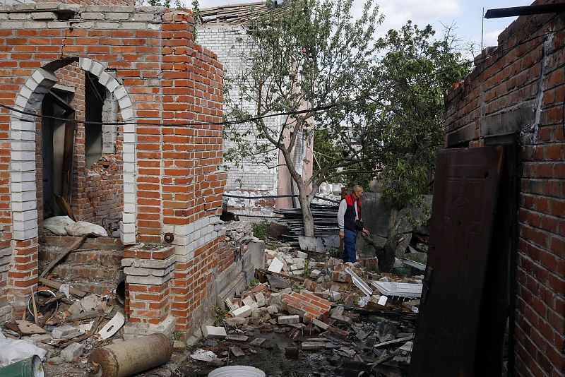 Vladímir observa su casa dañada en Malaya Rohan, un pueblo retomado por las fuerzas ucranianas, en la región de Járkov