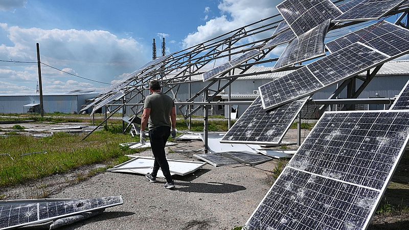 Un hombre camina frente a una planta de energía solar destruida durante un bombardeo en el pueblo de Vilkhivka, cerca de Járkov