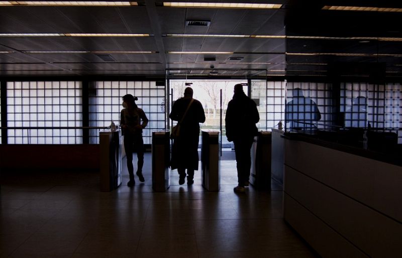 personas cruzando un torno