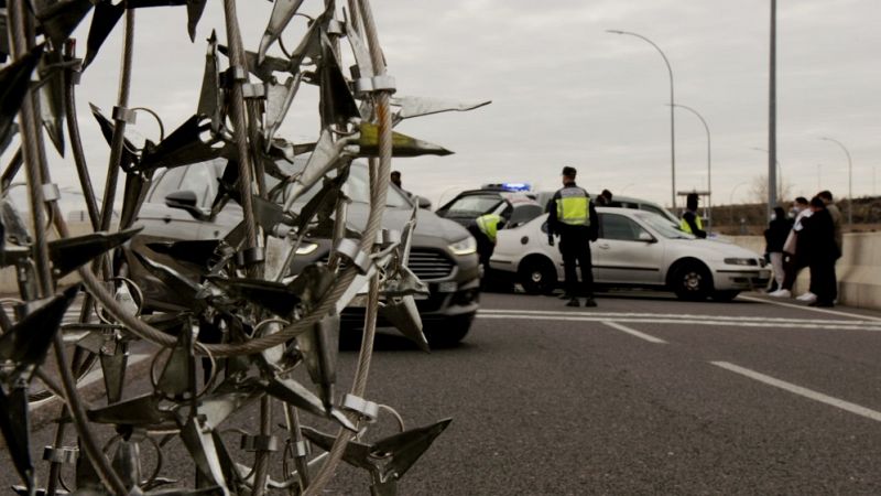 La Policía Nacional con pinchos para parar un coche ante posibles contratiempos