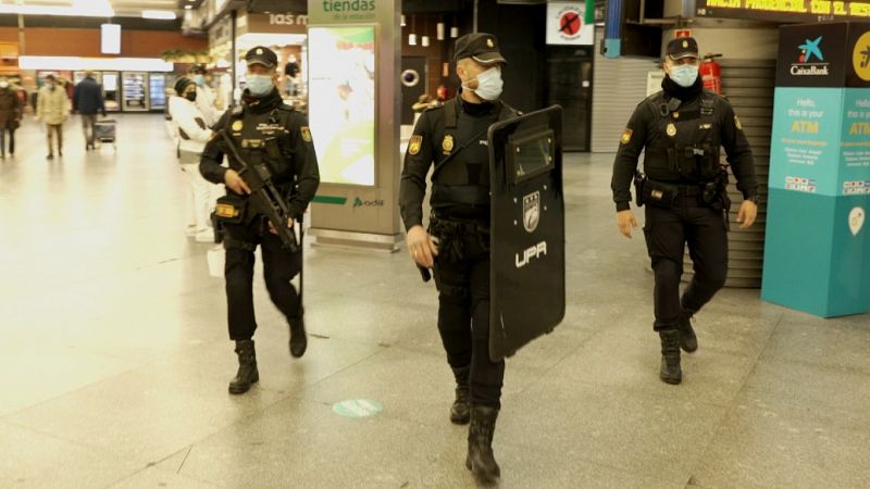 Tres agentes de la Policía Nacional patrullan la estación de Atocha, en Madrid.