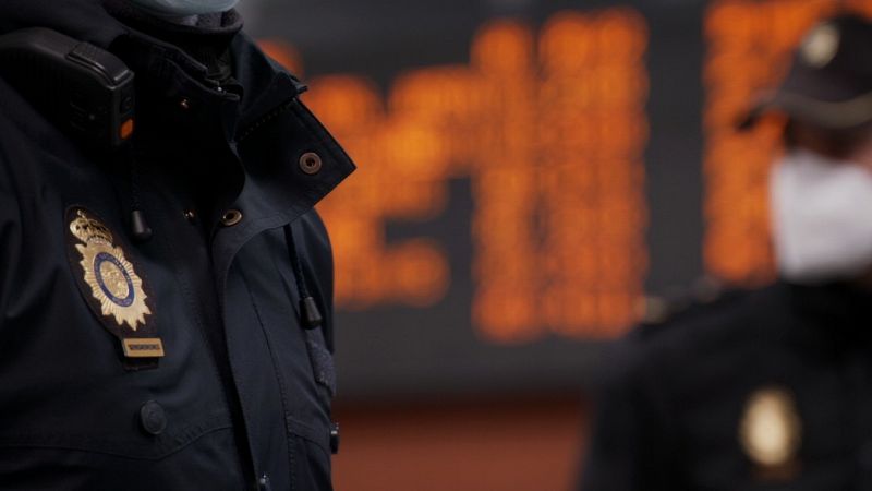 Dos agentes de la policía nacional, no reconocibles, en un aeropuerto