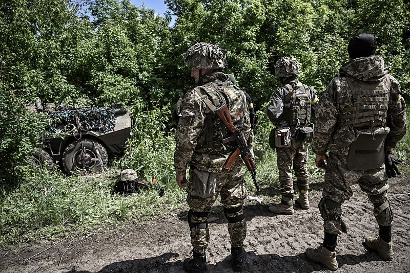 Militares ucranianos se preparan para avanzar hacia la línea del frente en un puesto de control cerca de la ciudad de Lisychansk, Lugansk