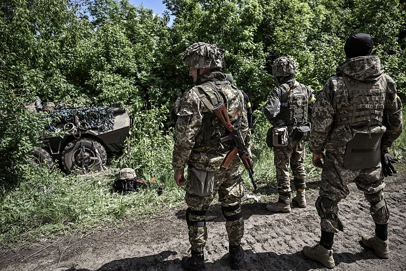 Militares ucranianos se preparan para avanzar hacia la línea del frente en un puesto de control cerca de la ciudad de Lisychansk, Lugansk