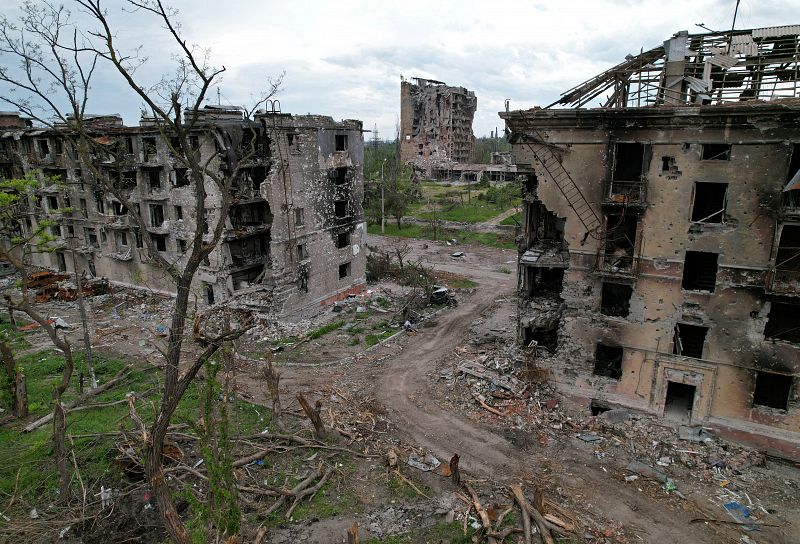 Una vista muestra los edificios residenciales fuertemente dañados situados cerca de la Siderurgia Azovstal