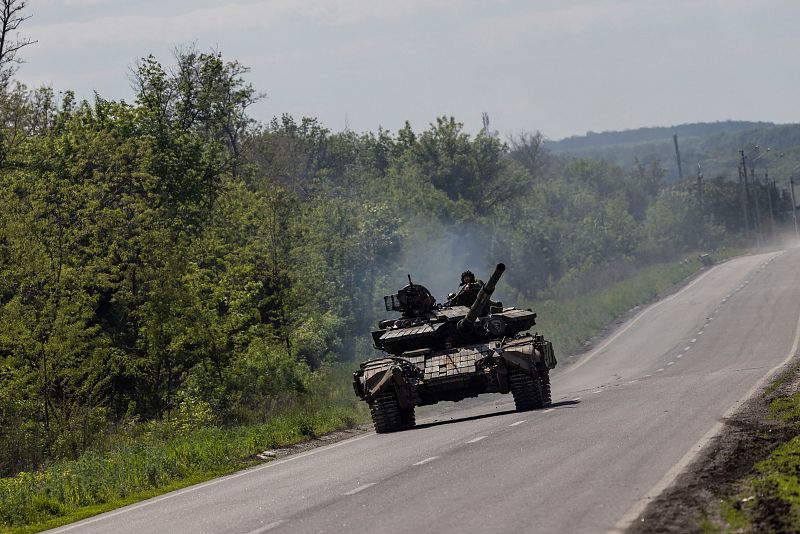 Un tanque ucraniano circula por una carretera, en medio de la invasión rusa de Ucrania, cerca de Bakhmut, en la región de Donetsk