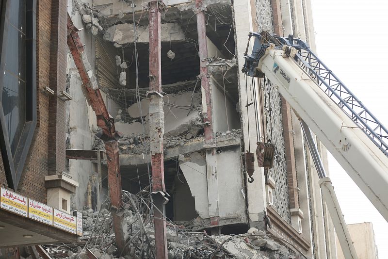 Vista general del edificio de 10 plantas que se ha derrumbado en Abadan