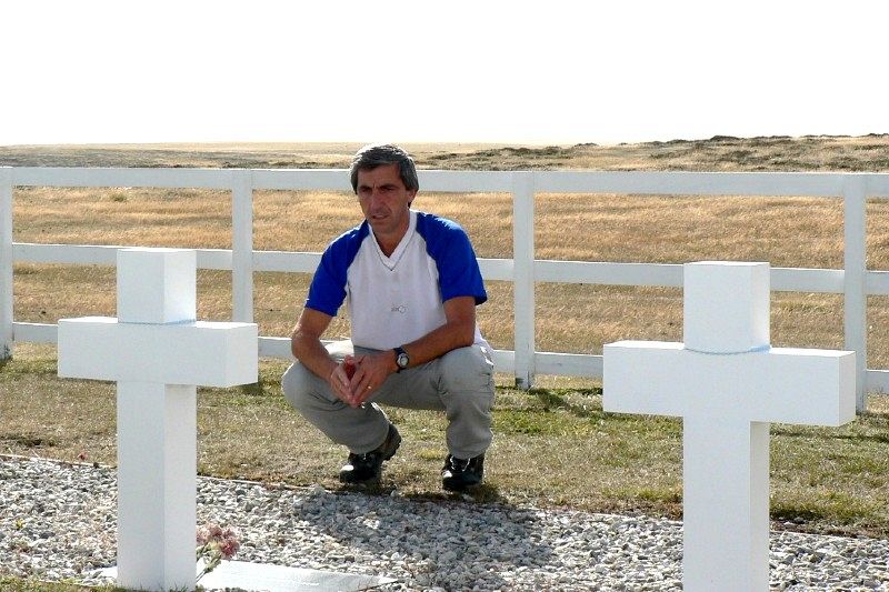 Julio Aro, presidente de la fundación No Me Olvides, en el cementerio argentino de Darwin.