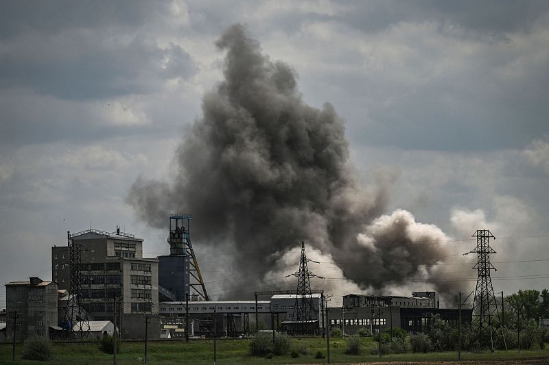 El humo y la suciedad ascienden tras un ataque en una fábrica de la ciudad de Soledar en la zona ucraniana oriental de Donbás