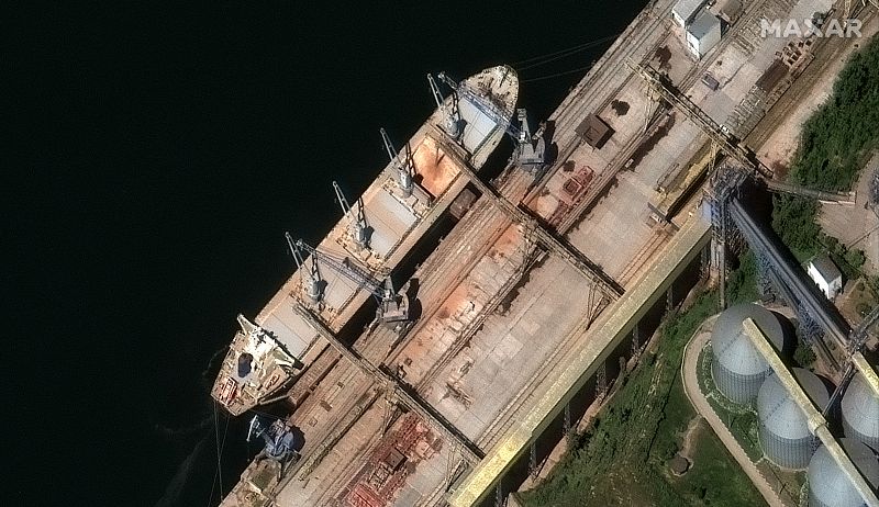 Una imagen de satélite muestra un primer plano de un buque granelero ruso cargando grano en el puerto de Sebastopol, Crimea.