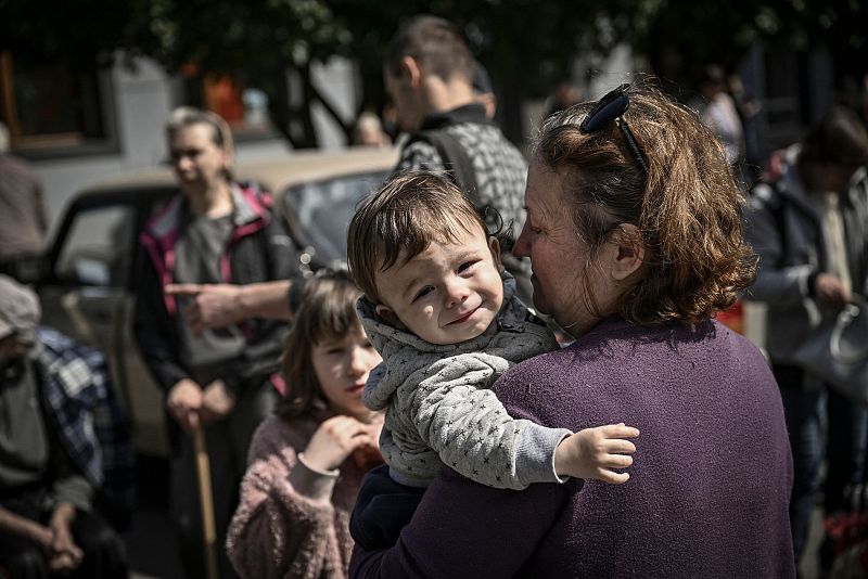 La gente evacua la ciudad de Bakhmut, situada justo en el frente actual de la guerra en la región oriental ucraniana de Donbás.