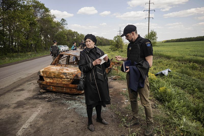 Olga Kotenko, de 67 años, acompaña a la policía e investigadores de crímenes de guerra mientras visitan el área por un posible crimen contra Volodymyr Kotenko, de 38 años, a manos del ejército ruso en el área de Járkov