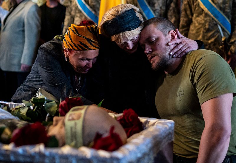 Olena y Oleksandr, familiares del militar ucraniano Eduard Trepylchenko, muerto en la región de Járkov durante un combate con las tropas rusas, reaccionan durante su funeral en Kiev.