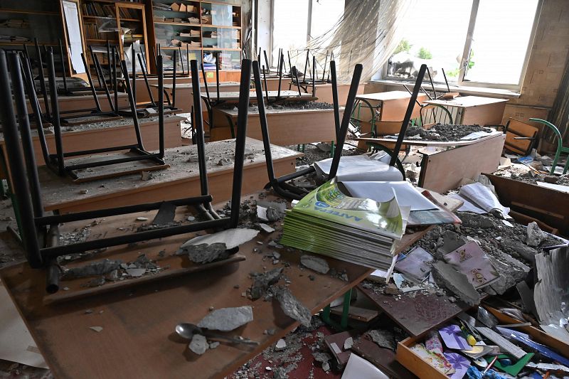 Una fotografía muestra el interior de una escuela destruida en el pueblo de Vilkhivka, cerca de Járkov