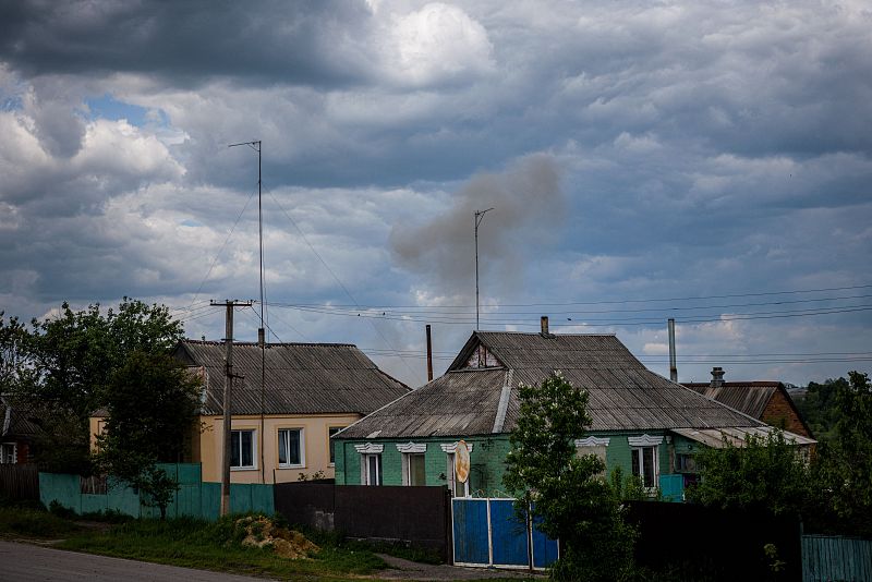 El humo y la suciedad ascienden tras un bombardeo en una aldea recientemente retomada al norte de Járkov