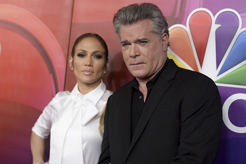 El actor Ray Liotta y la actriz y cantante Jennifer López asisten a la parte de NBCUniversal de la gira de prensa de la Asociación de Críticos de Televisión de Invierno 2017 en Pasadena, California.