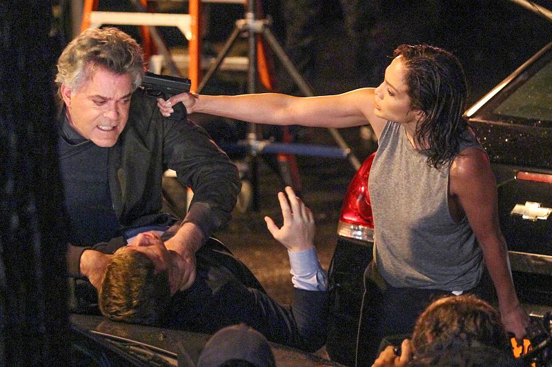 La actriz y cantante Jennifer Lopez y el actor Ray Liotta en el set " Shades of Blue ".