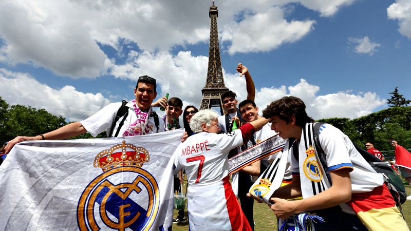 Aficionados del Real Madrid delante de la torre Eiffel en las horas previas a la final de la Champions League.