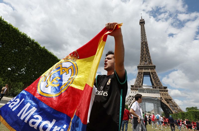 Un grupo de aficionados del Real Madrid disfruta de las horas previas a la final de Champions en las calles de París.