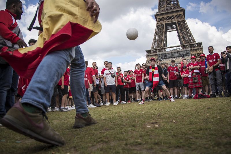 Aficionados del Real Madrid y del Liverpool juegan al fútbol bajo la Torre Eiffel.