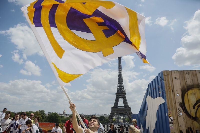 Aficionados del Real Madrid en las inmediaciones de la Torre Eiffel en Paris.