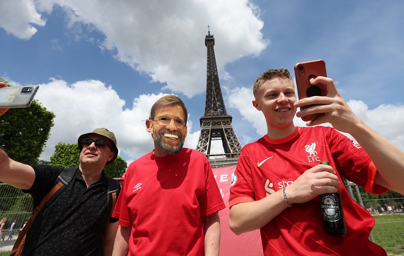 Un aficionado del Liverpool, con la careta de Jurgen Klopp.