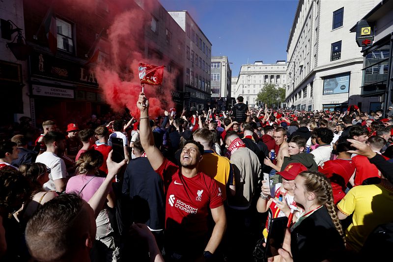 Las calles de Liverpool también son una fiesta antes del comienzo de la final que disputa su equipo ante el Real Madrid.