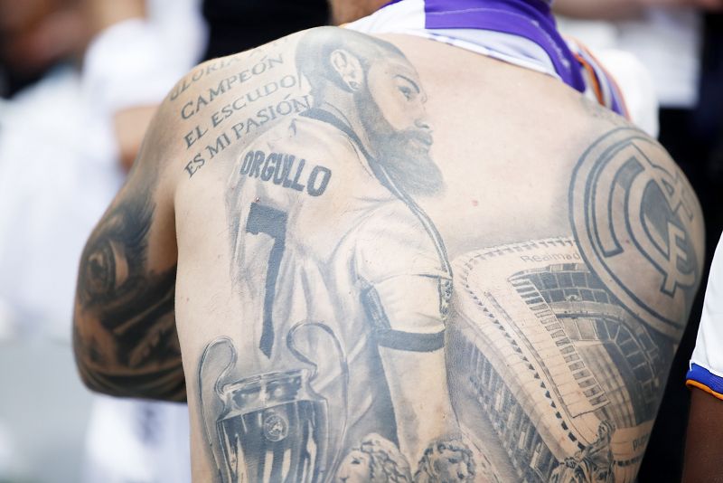 Un aficionado del Real Madrid posa con su impresionante tatuaje dedicado al Real Madrid.