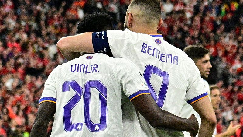 Imagen de Vinícius y Benzema tras el gol del brasileño en la final de Champions.