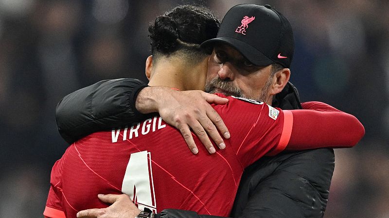 Virgil y Klopp se abrazan tras perder la final de la Champions