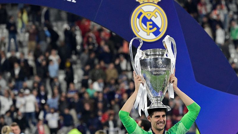 Courtois celebra la victoria en la final de Champions con el Real Madrid