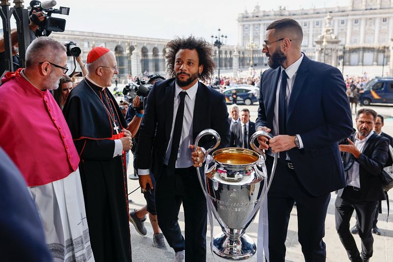 Marcelo y Benzema entran a la Catedral de la Almudena portando la Copa de Europa.