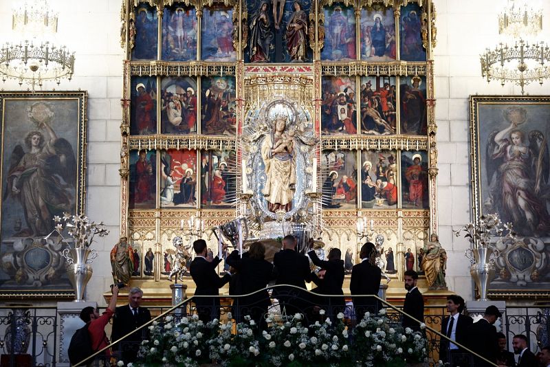 Los jugadores del Real Madrid ofrencen la Decimocuarta Copa de Europa a la Virgen de la Almudena.