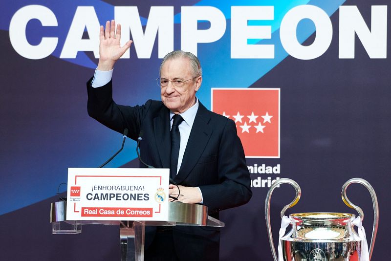 El presidente del Real Madrid, Florentino Pérez, da un discurso en la sede de la Comunidad de Madrid durante las celebraciones de la Decimocuarta.