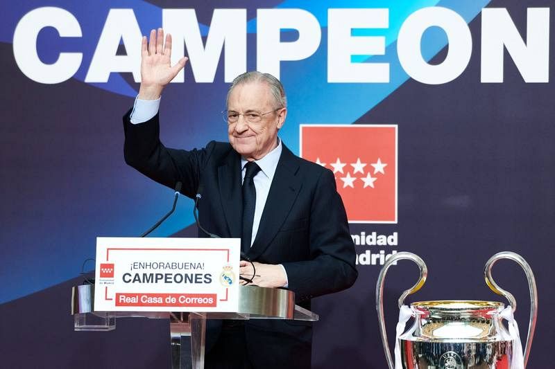El presidente del Real Madrid, Florentino Pérez, da un discurso en la sede de la Comunidad de Madrid durante las celebraciones de la Decimocuarta. 