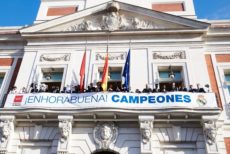 La plantilla del Real Madrid saluda a los aficionados desde el balcón de la Real Casa de Correos, sede del gobierno de la Comunidad de Madrid.