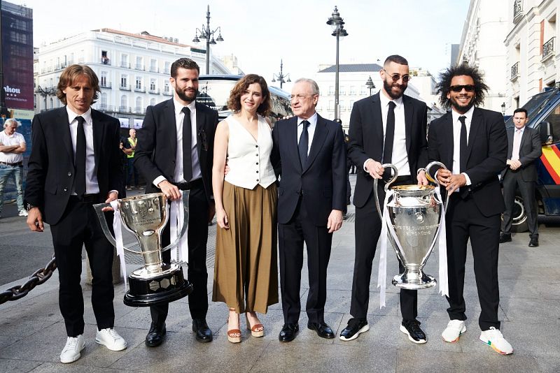 La presidenta de la Comunidad de Madrid, Isabel Díaz Ayuso, posa junto a Luka Modric, Marcelo, Karim Benzema y Florentino Pérez en la Real Casa de Correos.