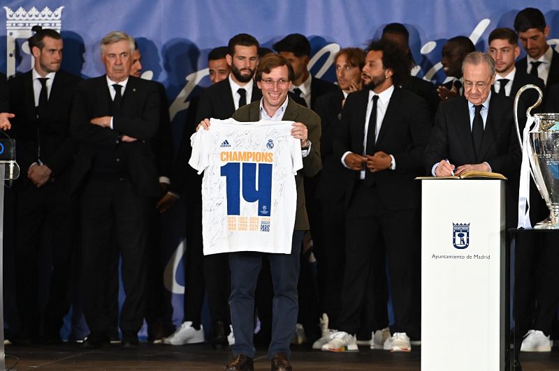 El alcalde de Madrid, José Luis Martínez-Almeida, ha recibido este domingo en el Ayuntamiento de la capital de España al Real Madrid por su Decimocuarta Copa de Europa.