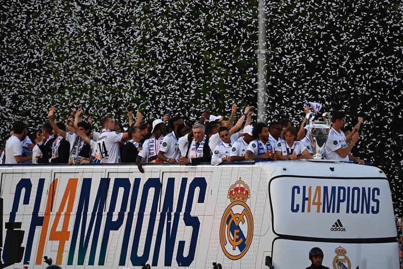 Los jugadores del Real Madrid se dan un baño de multitudes en Madrid durante la celebración de la Decimocuarta Copa de Europa.