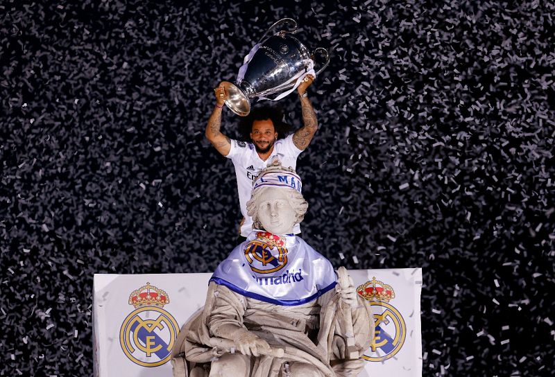 Marcelo, capitán del Real Madrid posa con la Decimocuarta Copa de Europa ante La Cibeles.