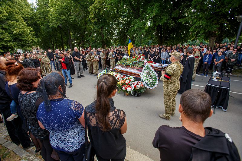 La gente asiste al funeral de dos militares ucranianos, que murieron durante la invasión rusa, en Uzhhorod, región de Transcarpacia