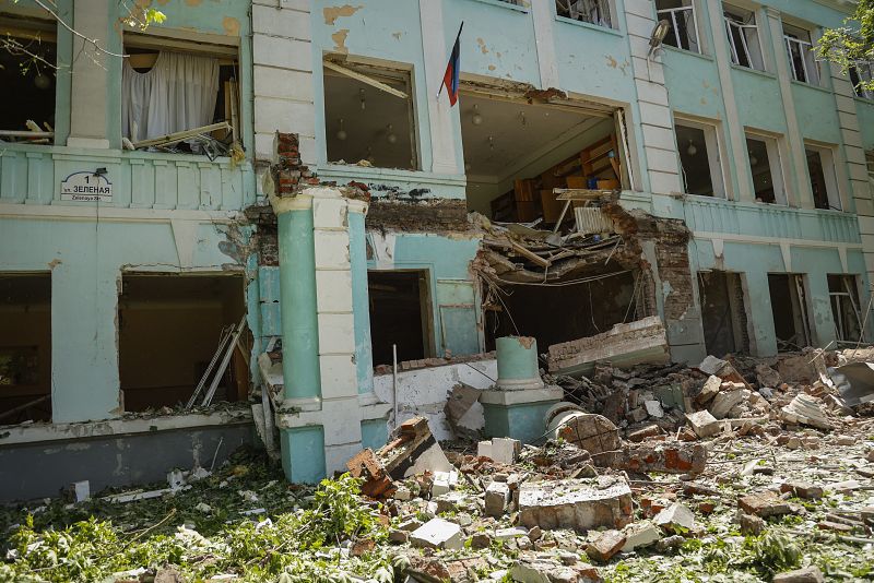 Daños en una escuela tras un bombardeo en el centro de Donetsk. Al menos cinco personas han muerto y 16 han resultado heridas después de que un bombardeo afectara a dos escuelas y una zona residencial en la ciudad de Donetsk, según informaron las aut