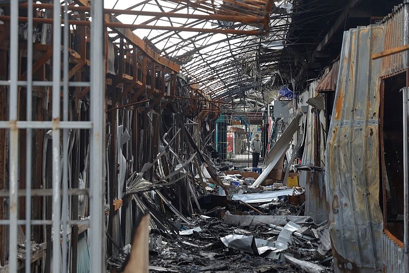 Un residente local junto a los escombros de un mercado abierto destruido por un ataque militar, en Severodonetsk, región de Lugansk.
