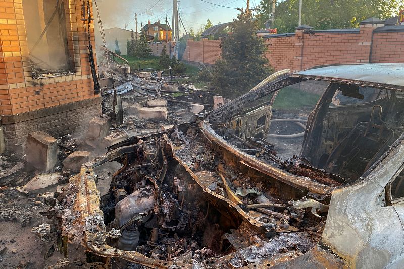 Vista de una zona residencial dañada por un ataque militar ruso, en el pueblo de Tsyrkuny, a las afueras de Járkov