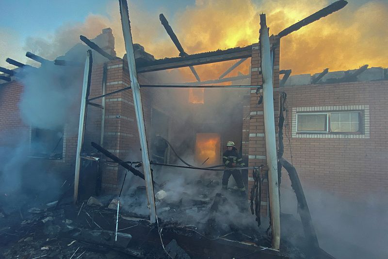 Un socorrista trabaja en una zona residencial dañada por un ataque militar ruso, en el pueblo de Tsyrkuny, a las afueras de Járkov