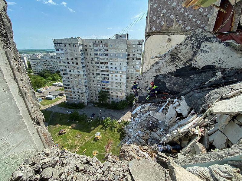 Socorristas trabajan en un edificio residencial dañado por bombardeos en el pasado, mientras continúa el ataque de Rusia a Ucrania, en Járkov.