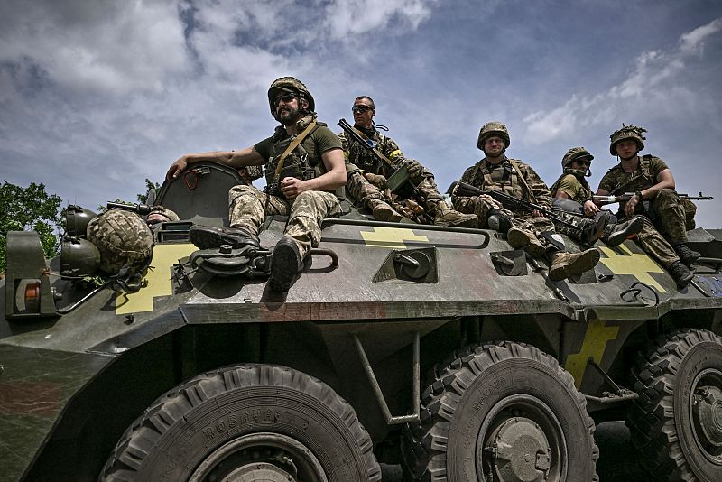 Tropas ucranianas sentadas en un vehículo blindado mientras retroceden desde la línea del frente cerca de la ciudad de Sloviansk.