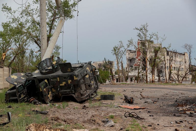 Una vista muestra un vehículo militar destruido durante el conflicto entre Ucrania y Rusia en la ciudad de Rubizhne, en la región de Lugansk.