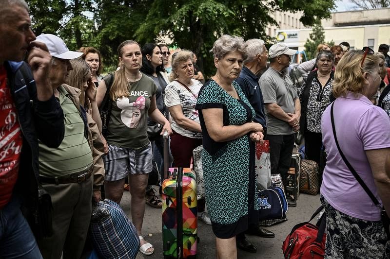 Los residentes evacúan la ciudad de Sloviansk en la región oriental ucraniana de Donbás.