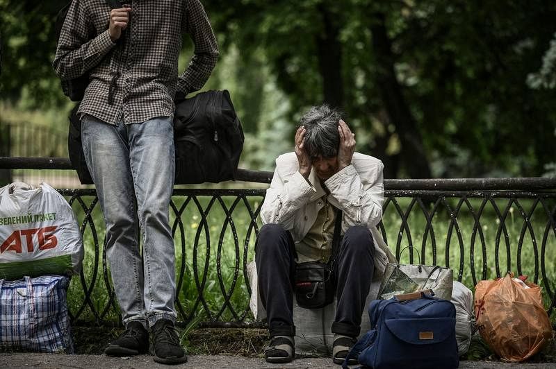 Los residentes esperan mientras evacuan la ciudad de Sloviansk, donde los bombardeos de Rusia son cada vez más intensos.